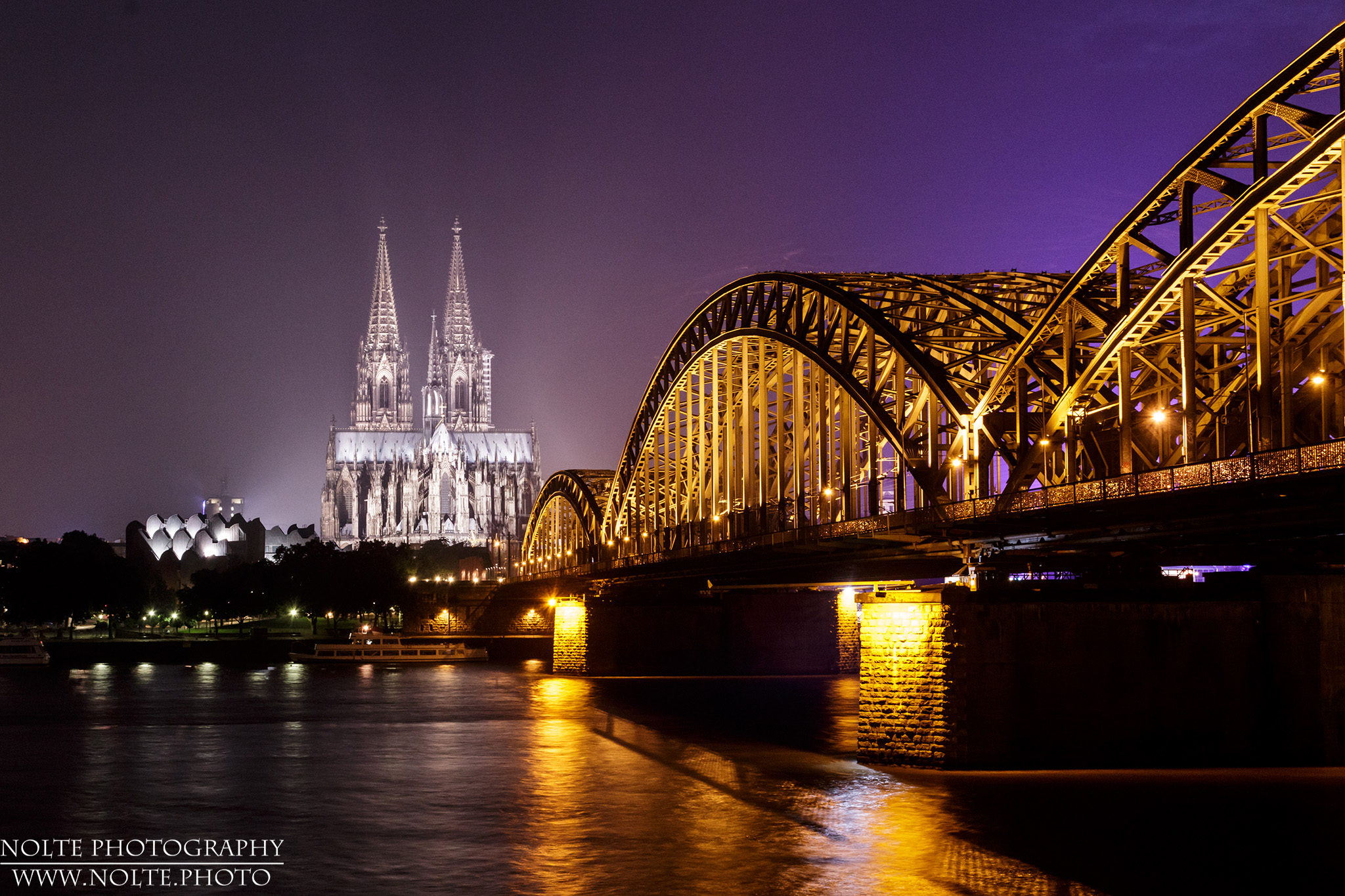 Die Hohenzollernbrücke und der Kölnder DOM bei Nacht.
